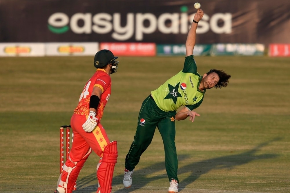 Pakistan legspinner Usman Qadir in his delivery stride, Pakistan vs Zimbabwe, 1st T20I, Rawalpindi, November 7, 2020. — AFP