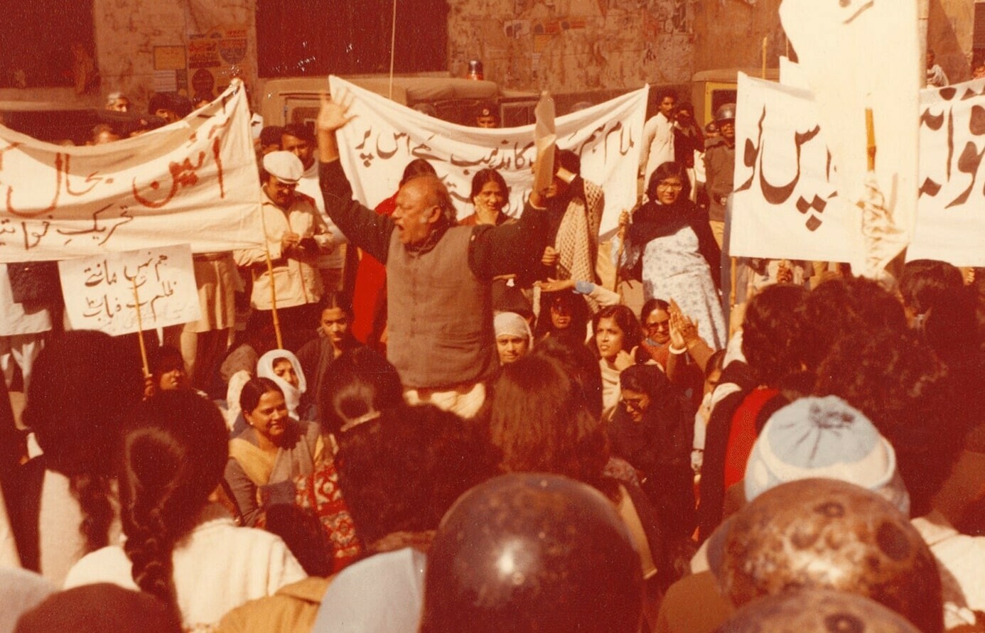  Habib Jalib’s fiery address to women protestors on Hall Road.  — Courtesy: LUMS archives 