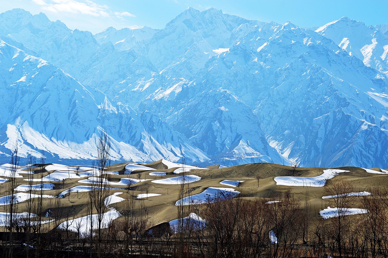 1280px-Unexpected_Snow_in_Katpana_Skardu.jpg