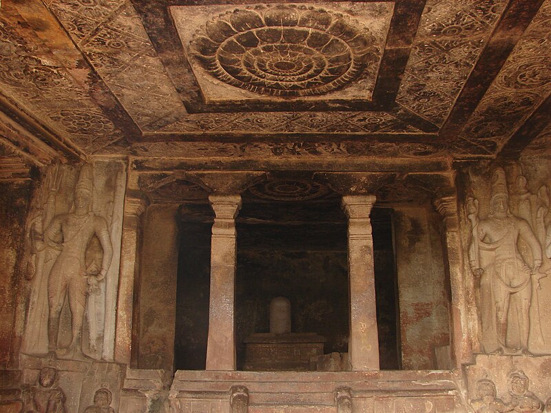 800px-Mantapa_%28hall%29_in_the_Ravana_padhi_cave_temple_in_Aihole.jpg