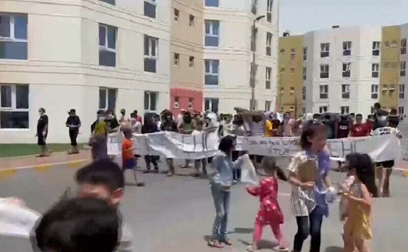 <p>A screengrab from a video showing Afghan migrants protesting in UAE on Tuesday. — Via ToloNews</p>