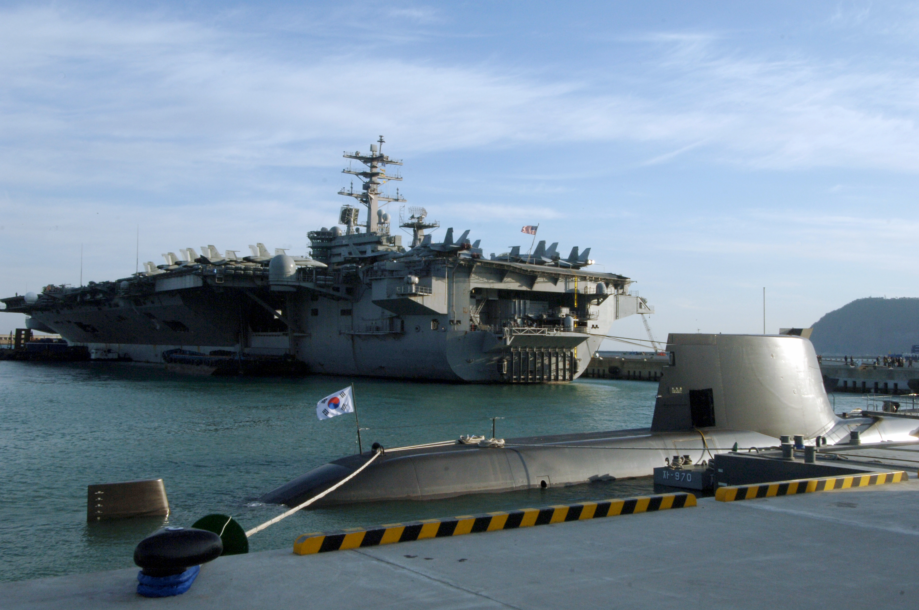 USS_Nimitz_%28CVN_68%29_%26_ROKS_Son_Won-il_%28SS_072%29_in_Busan%2C_ROK.jpg