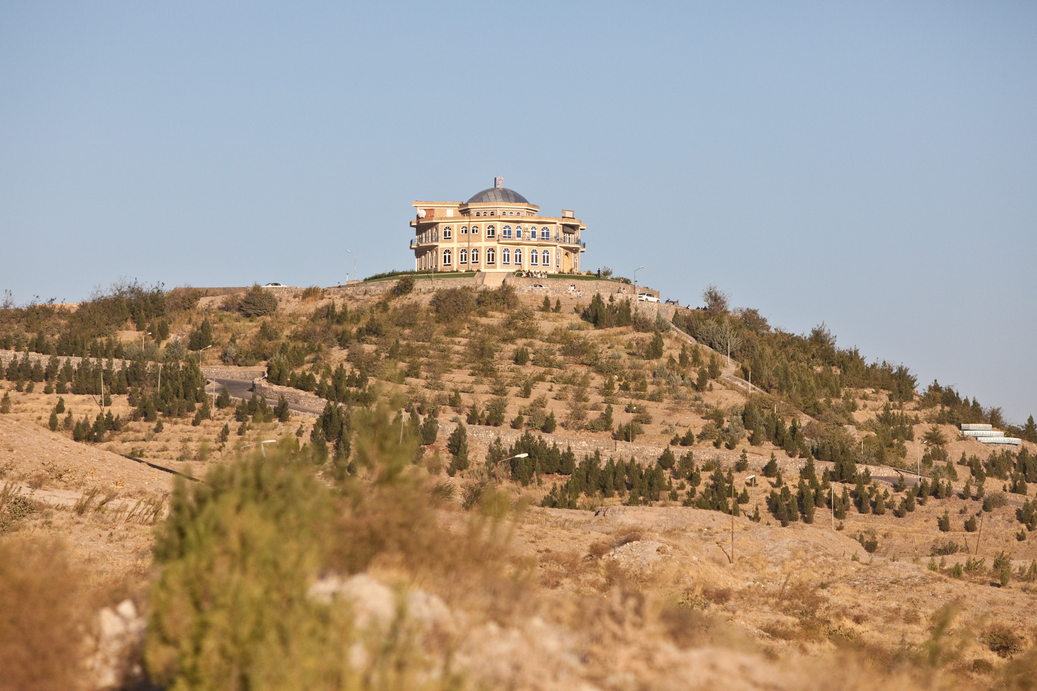 Palace_on_top_of_a_hill_in_2009.jpg