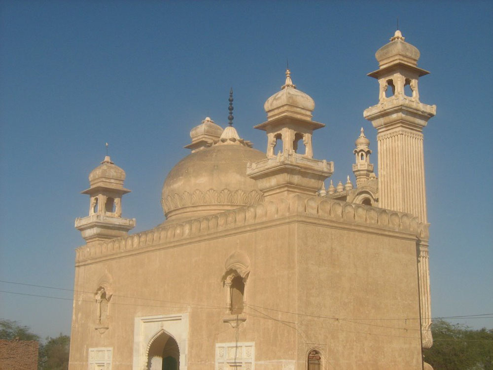Shahi-Mosque-at-Derawar-Fort.jpg