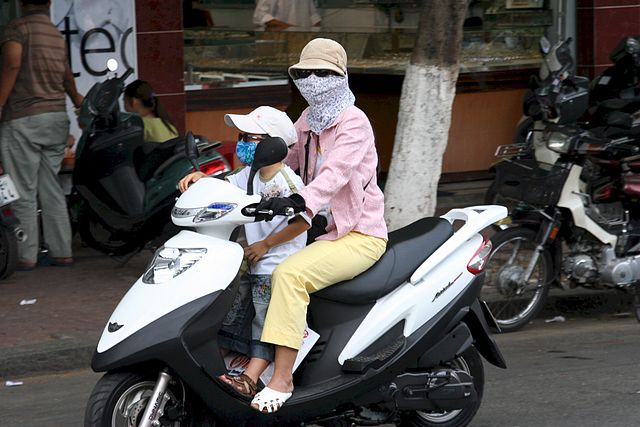 640px-Mother_Child_Motorbike_Vietnam.jpg