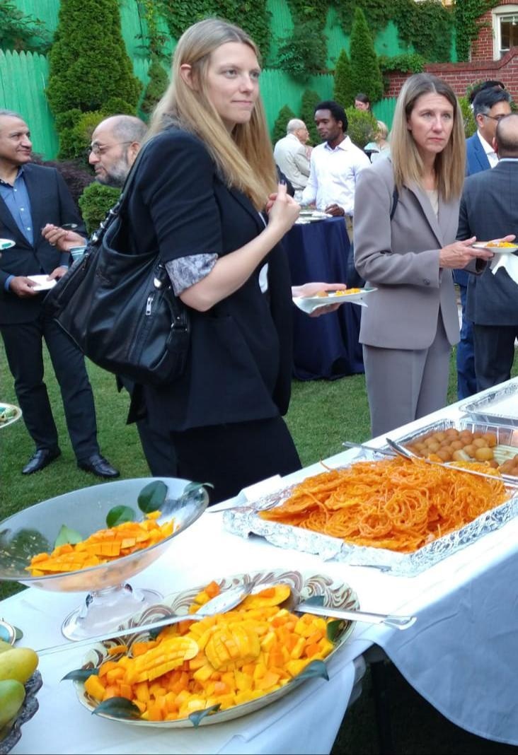 US officials taste Pakistani mangoes at the dinner.