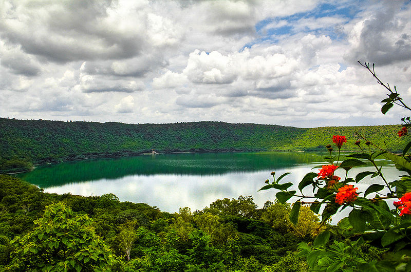 800px-Lonar-Lake.jpg