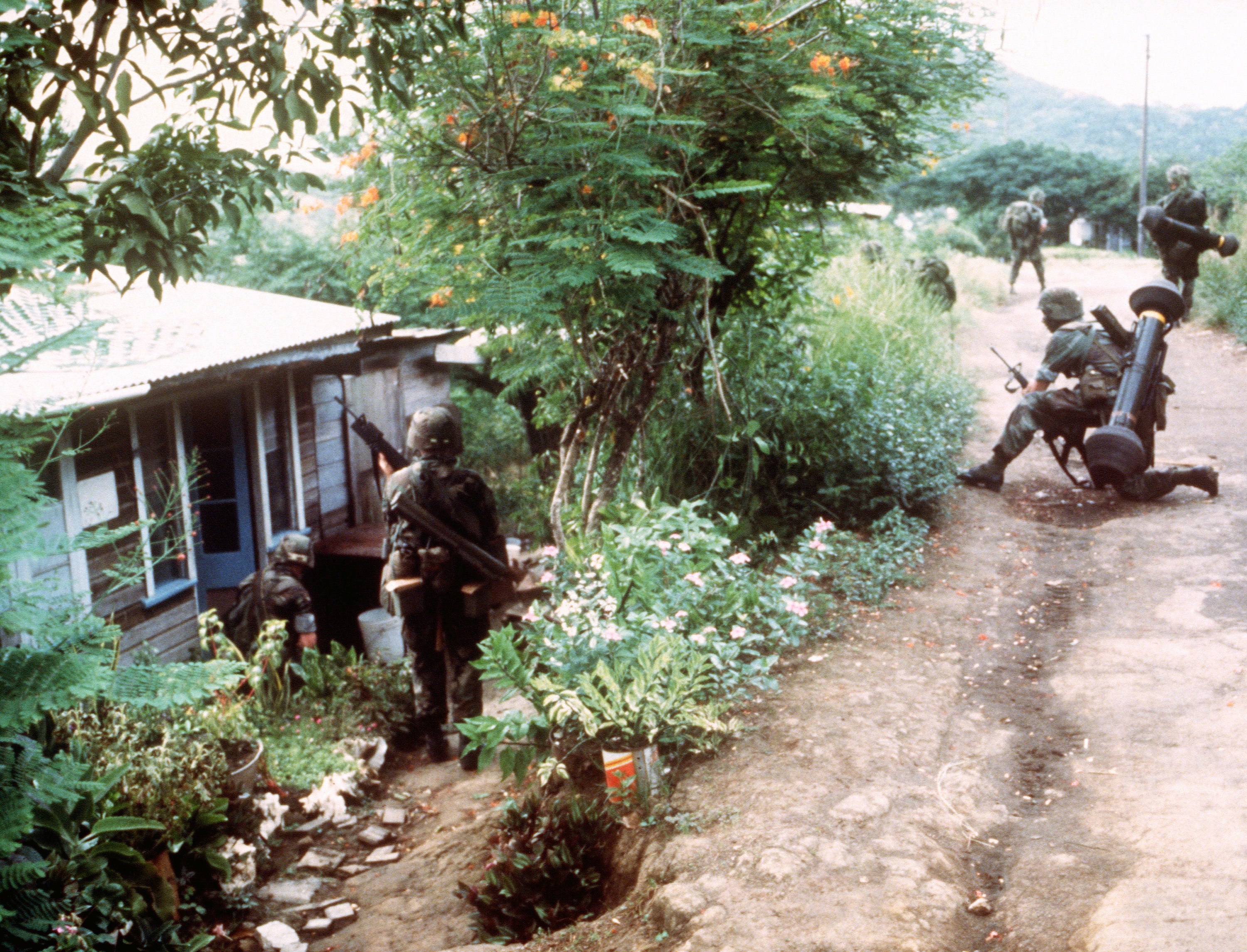 82nd_Airborne_soldiers_on_Grenada_1983.jpg
