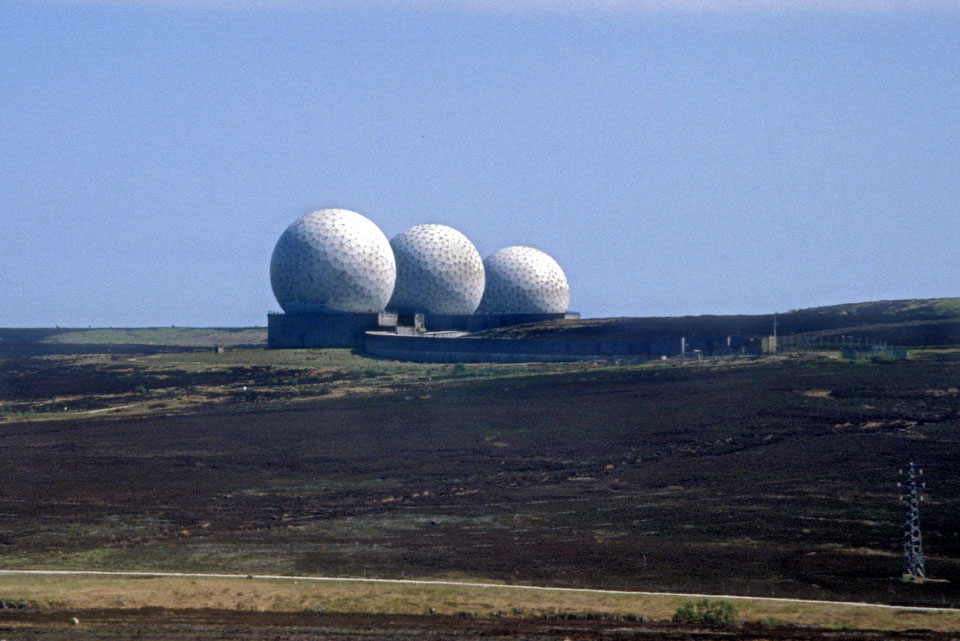 RAF_Fylingdales_golfballs_1989.jpg