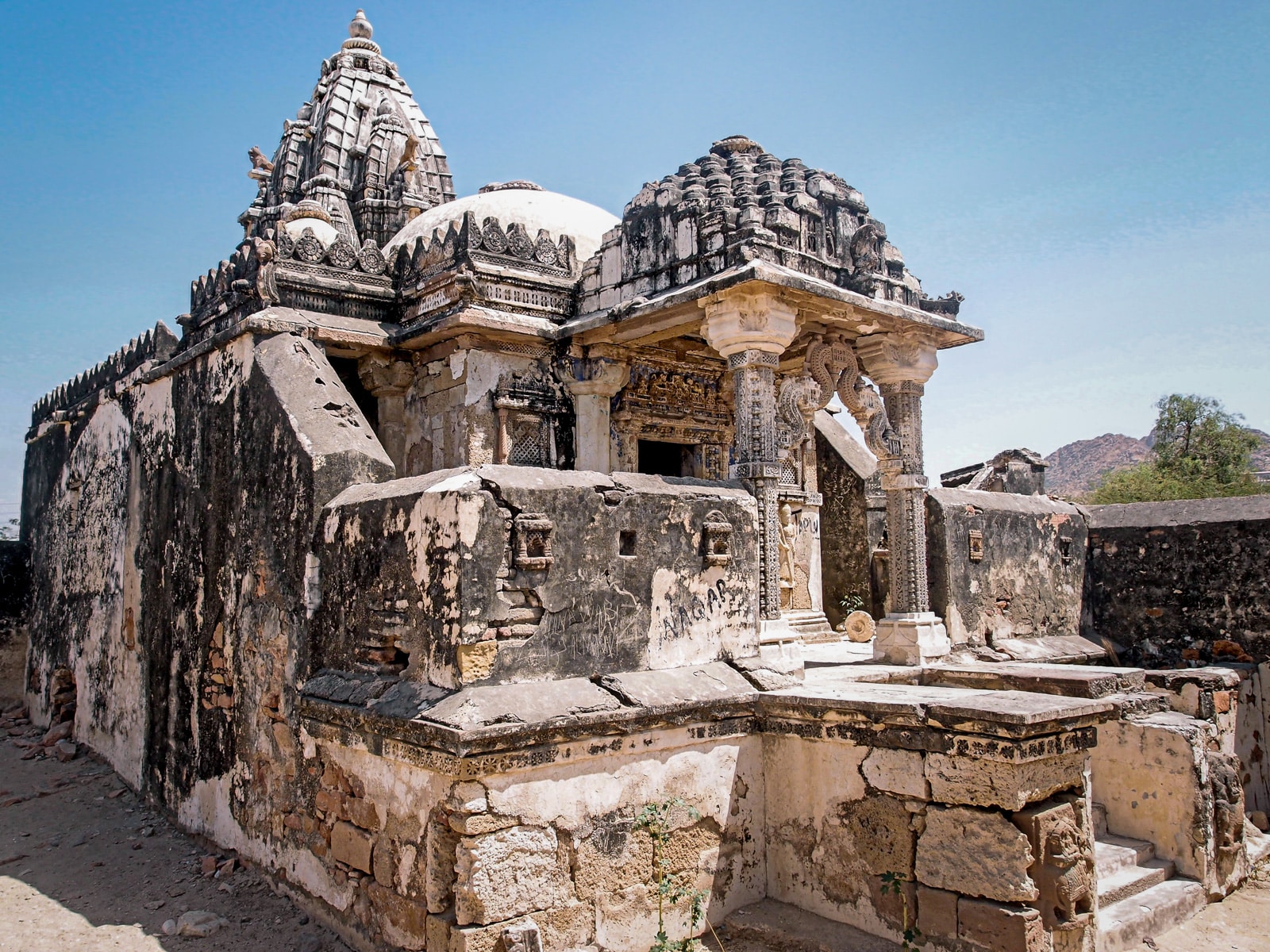 Jain_temple_Nagarparkar.jpg