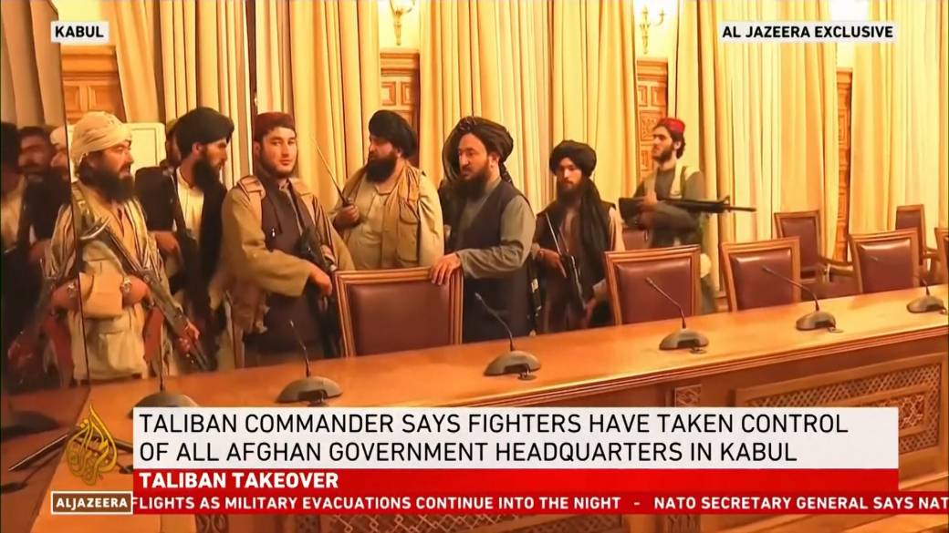 Click to play video: 'Video shows Taliban members inside Afghanistan’s Presidential Palace'