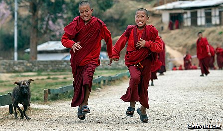 _72595618_bhutan_monks.jpg