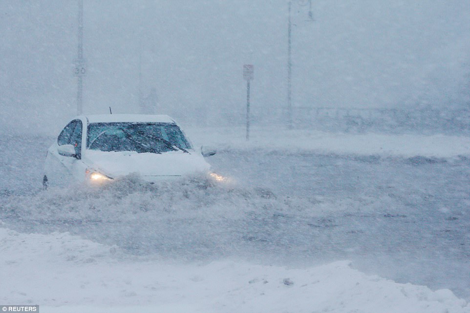 47C1D8E300000578-5235431-Drivers_make_their_way_along_the_flooded_Beach_Road_after_the_oc-a-252_1515090702718.jpg