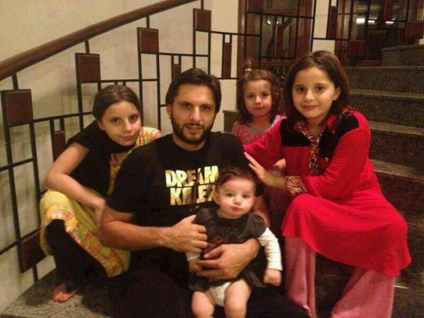 People-Shahid-Afridi-with-his-Daughters-3025.jpg