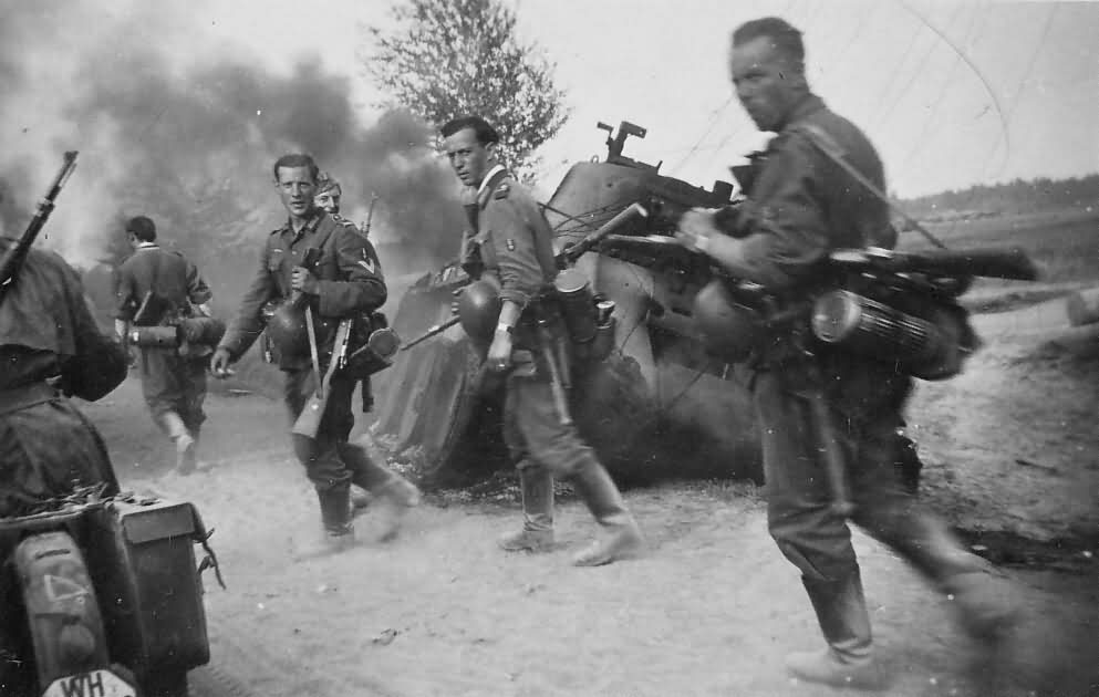 Wehrmacht_soldiers_1941_Kowno_Eastern_Front.jpg