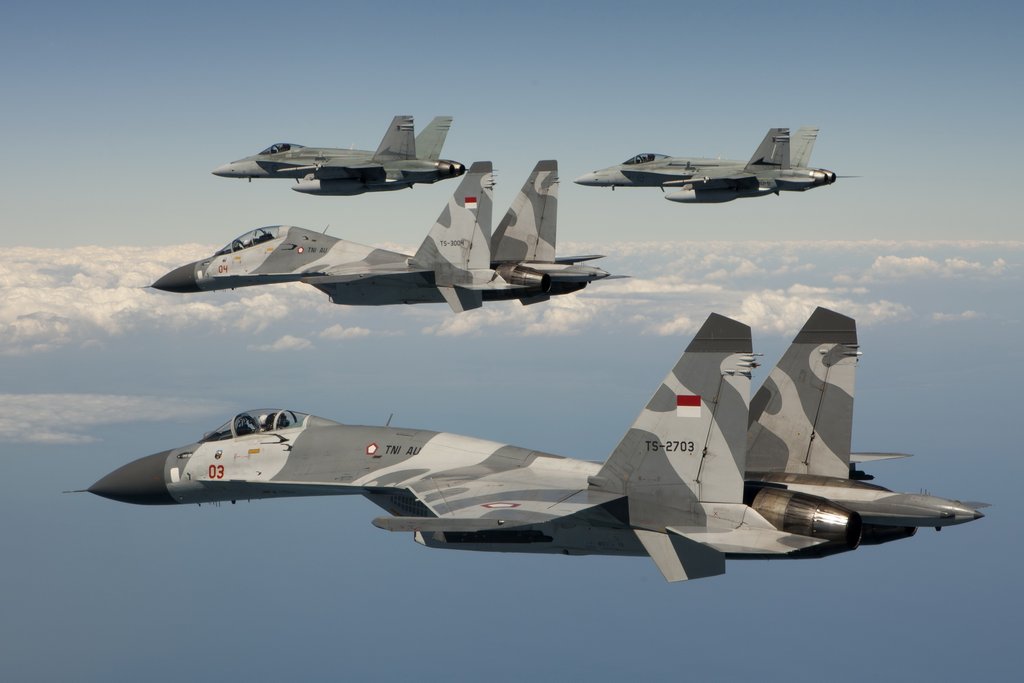 australian-no-77-squadron-fa-18-hornet-welcome-indonesian-air-force-tni-au-sukhoi-su-27-su-30-flanker-into-darwin-to-participate-in-exercse-pitch-black-2012-4.jpg