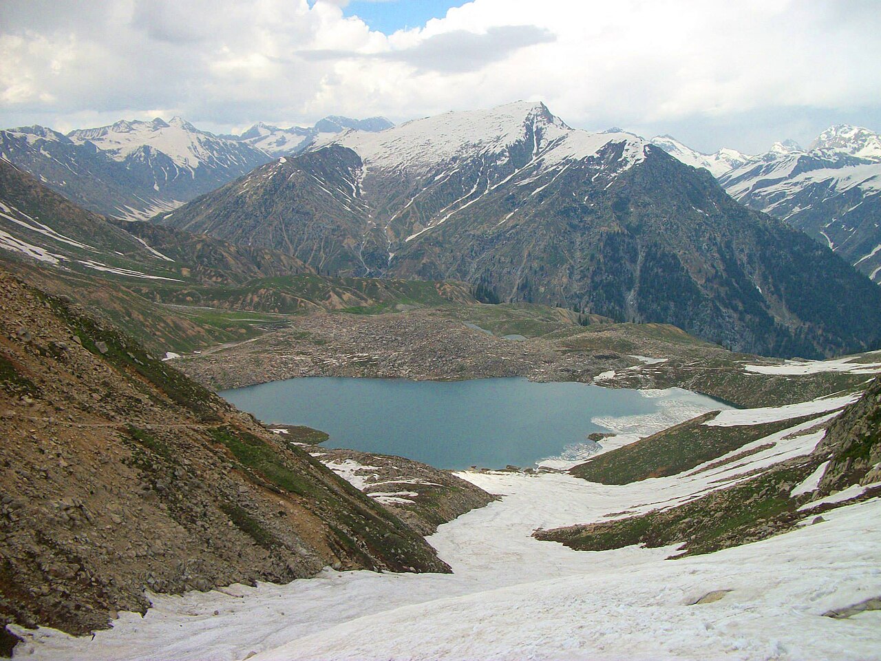 1280px-Daral_lake_Bahrain_Swat.jpg