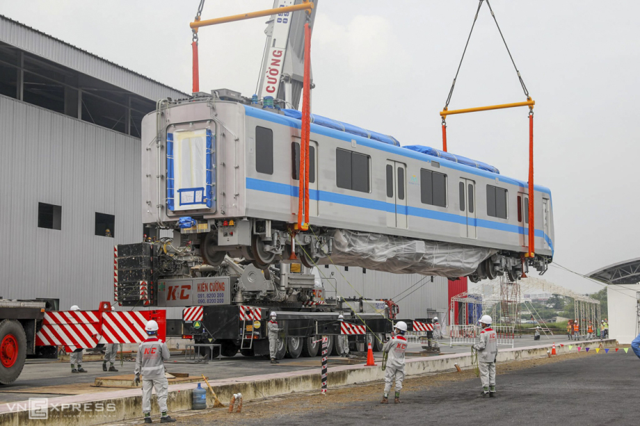 Two crane trucks with capacity of 450 and 250 tons respectively lift each coach onto the track on Saturday. Nguyen Bui Minh Quan, deputy director of the metro line No.1’s management board under the HCMC Management Authority for Urban Railways (MAUR) said the coaches are checked all over again before being on a operated on a pilot scheme. On late Friday night and early Saturday, three trailer trucks had carried three of 51 Japanese-made coaches meant for HCMC’s first metro line from Khanh Hoi Port to Long Binh Depot. The coaches arrived at the port on Thursday morning after being shipped from Japan.