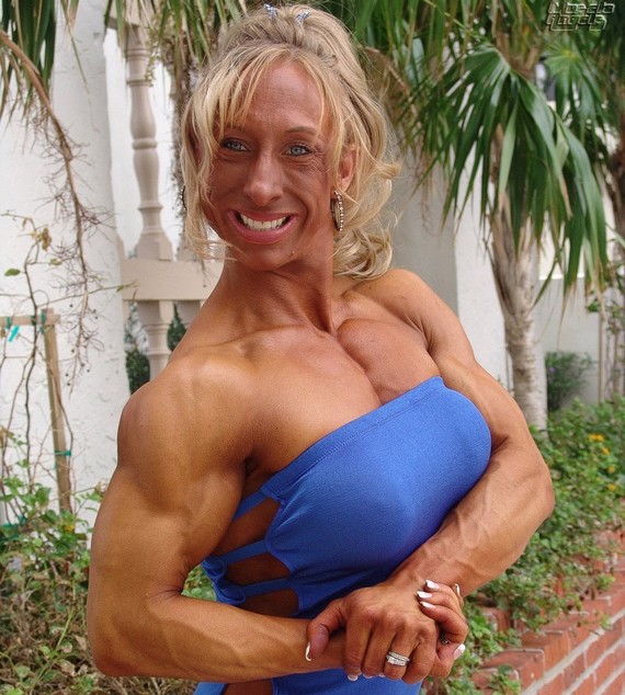 weird-female-bodybuilder03.jpg