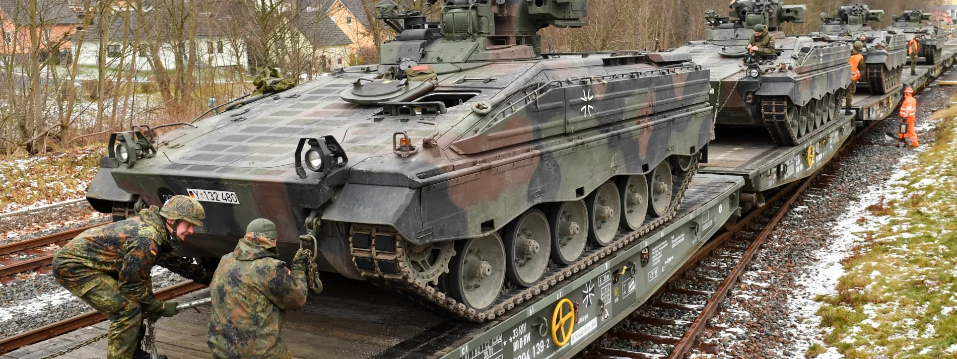Soldaten aus dem sächsische Marienberg verladen im Januar 2020 Schützenpanzer des Typs Marder auf Güteranhänger der Eisenbahn.