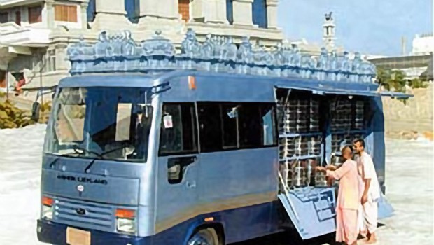 ISKCON-Bangalore-Prasadam-Distribution-Bus-620x350.jpg