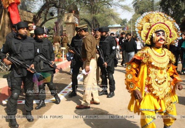 181550-haryana-police-commandos-with-a-chhau-folk-artist-at-the-26th-s.jpg