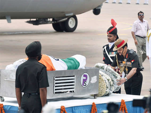 army-chief-gen-paying-his-last-respect-to-dr-kalam.jpg