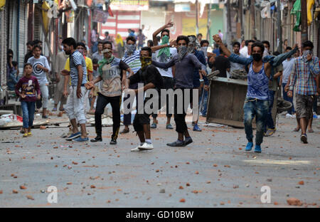 srinagar-indian-administered-kashmir-11th-july-2016-kashmiri-muslin-gd10bw.jpg