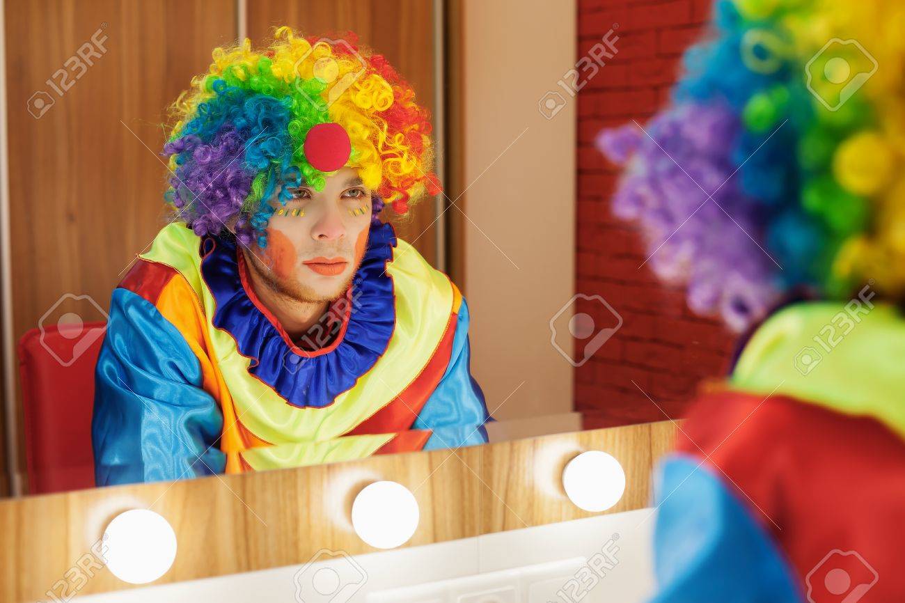 66901091-circus-clown-looks-in-a-mirror-in-a-make-up-room-in-waiting-of-the-entertainment-.jpg