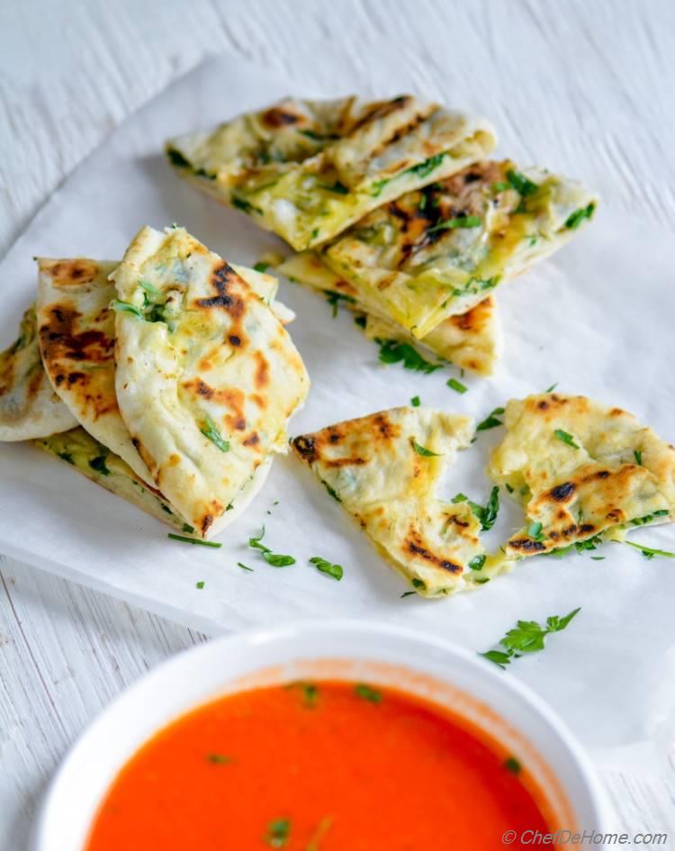 cheesy-spinach-garlic-naan-chefdehome-5.jpg