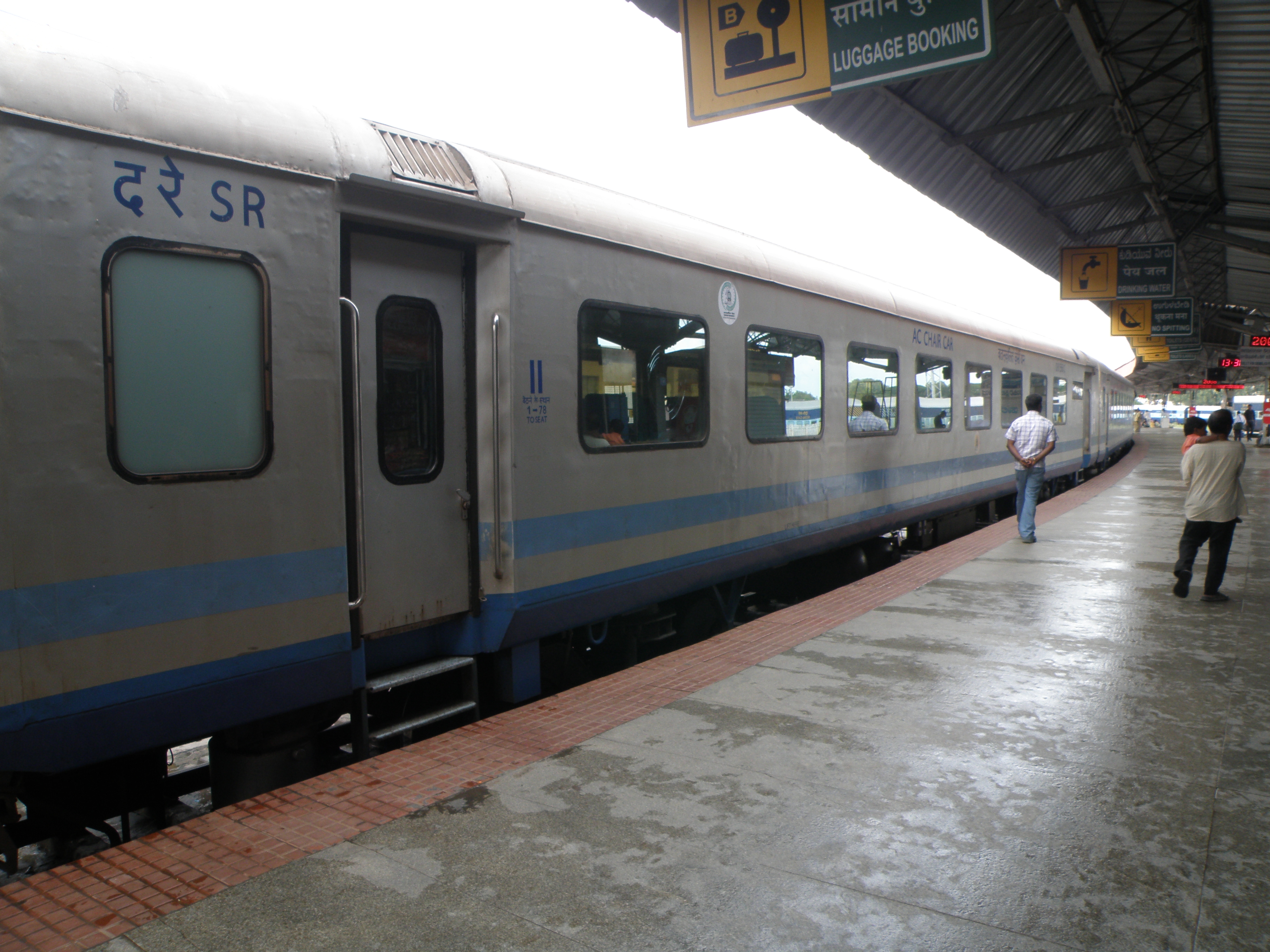 Mysore_Shatabdi_LHB_coaches_at_Mysore_Station_%281%29.JPG