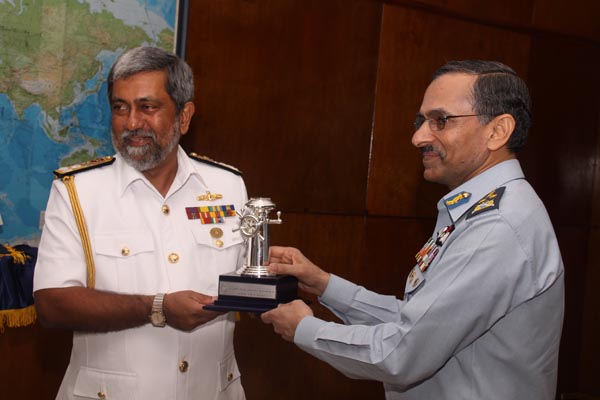 pakistan_airforce_commander_visit_navy6.jpg