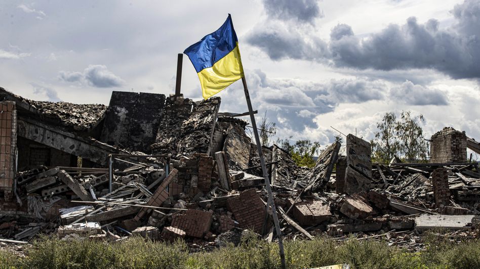 Eine ukrainische Flagge weht in einem Dorf nahe Lyman