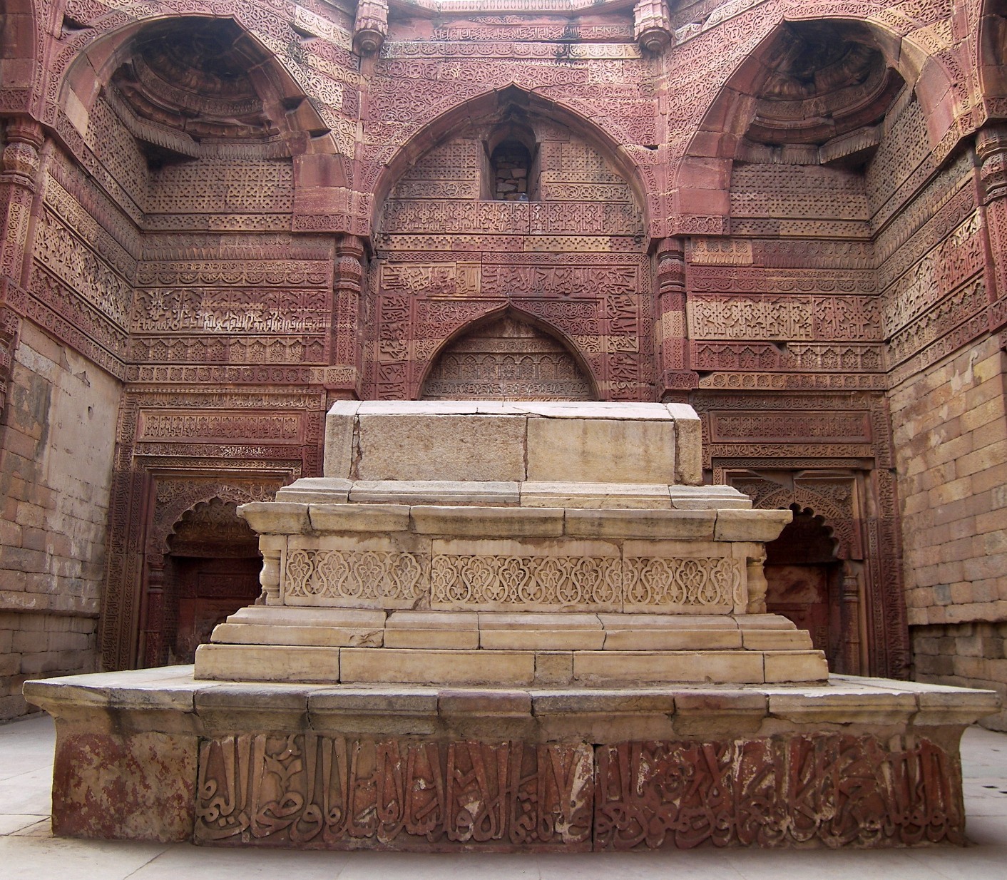 Iltutmish-Tomb-Qutab-Minar.jpg
