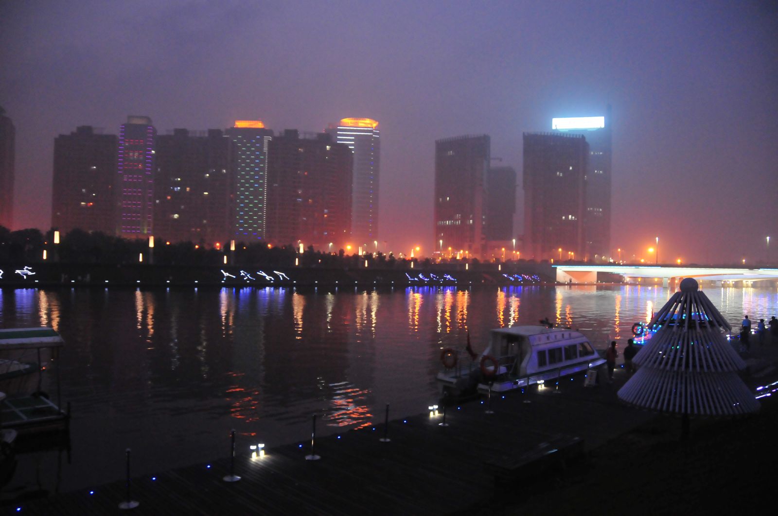 Zhengzhou_east_district_at_night.jpg