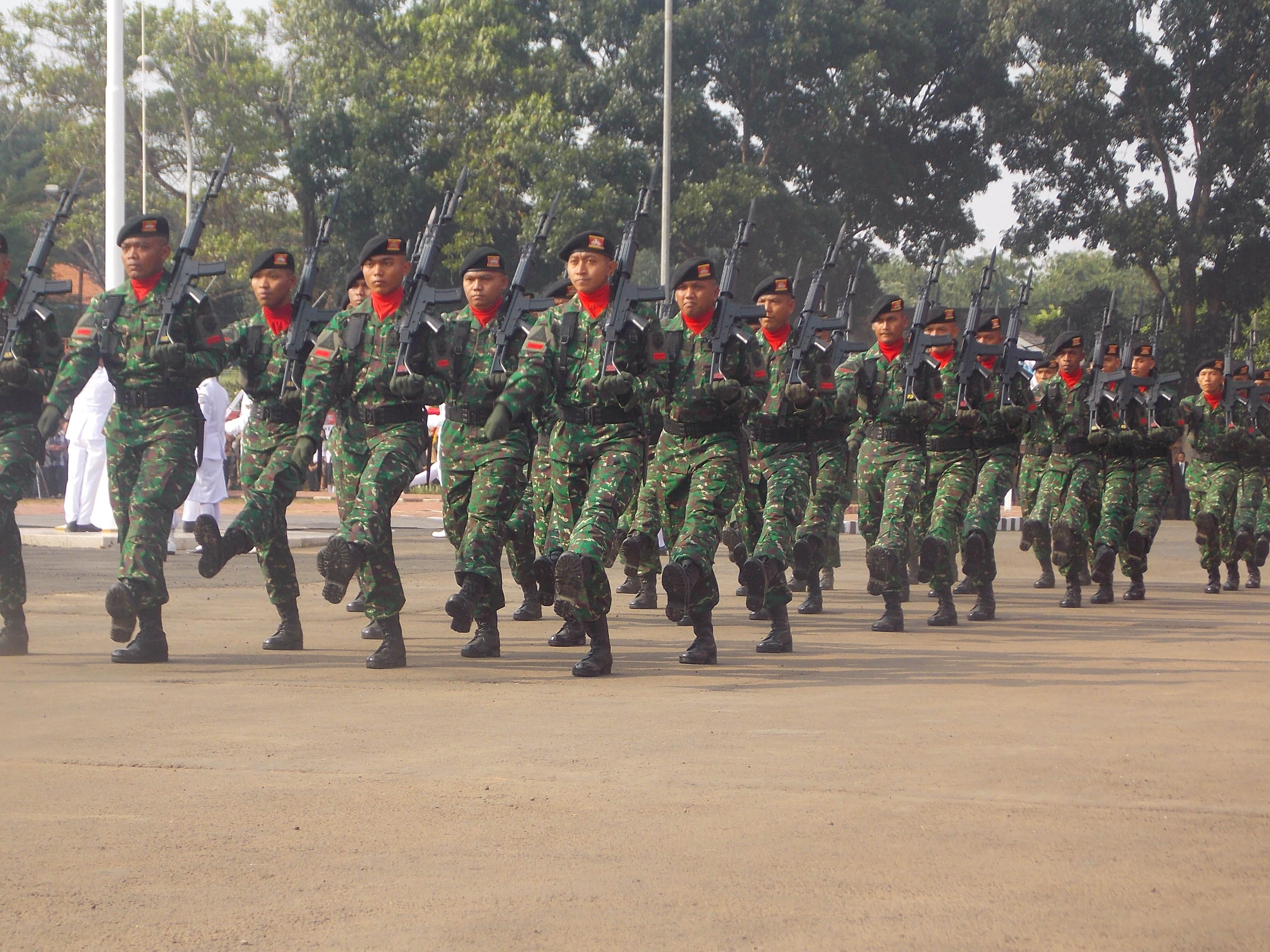 Pasukan_tni_ad_sebagai_pasukan_45_pada_saat_pengibaran_bendera_duplikat_pusaka_HUT_RI.jpg