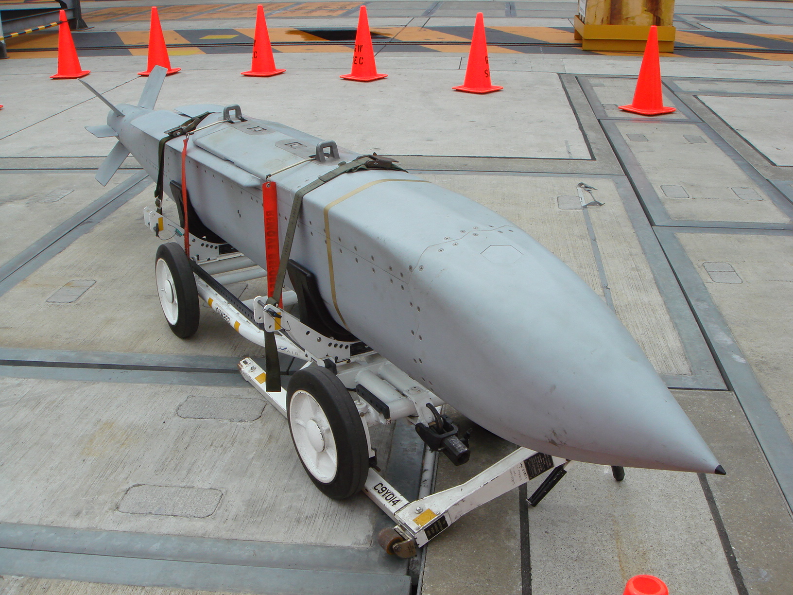 U.S.NAVY_AGM-154_JSOW.JPG