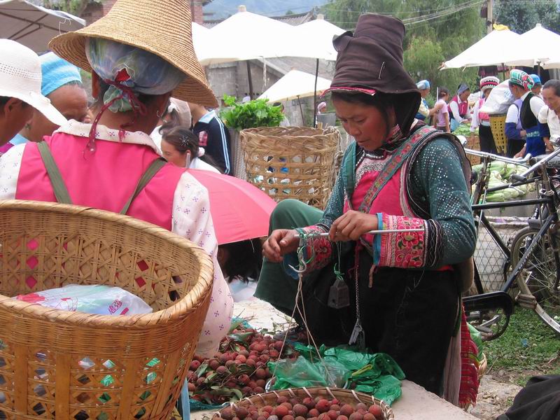 Market_day_in_Shaping%2C_near_Erhai_lake%2C_Yunnan%2C_China.jpg