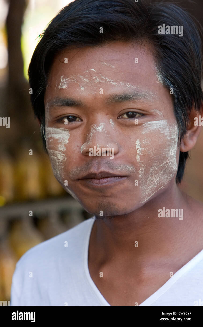 myanmar-burma-young-burmese-man-with-thanaka-paste-on-face-as-a-cosmetic-CW9CYP.jpg