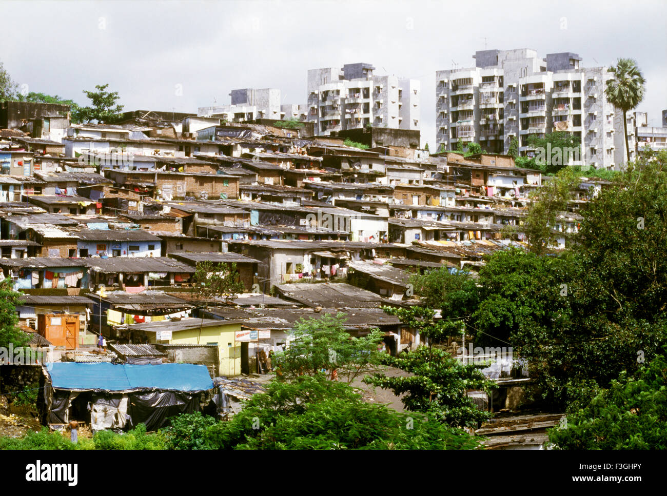 slums-and-high-rise-apartments-mumbai-bombay-maharashtra-india-F3GHPY.jpg