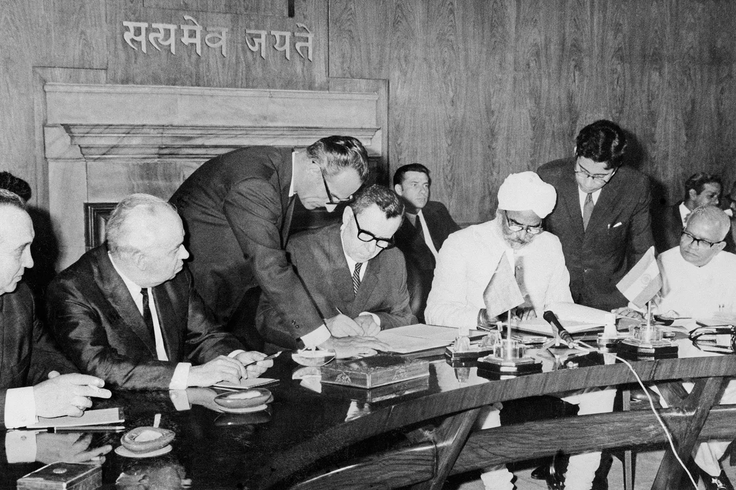 2b-Soviet-India-Treaty-1971-GettyImages-522501832.jpg