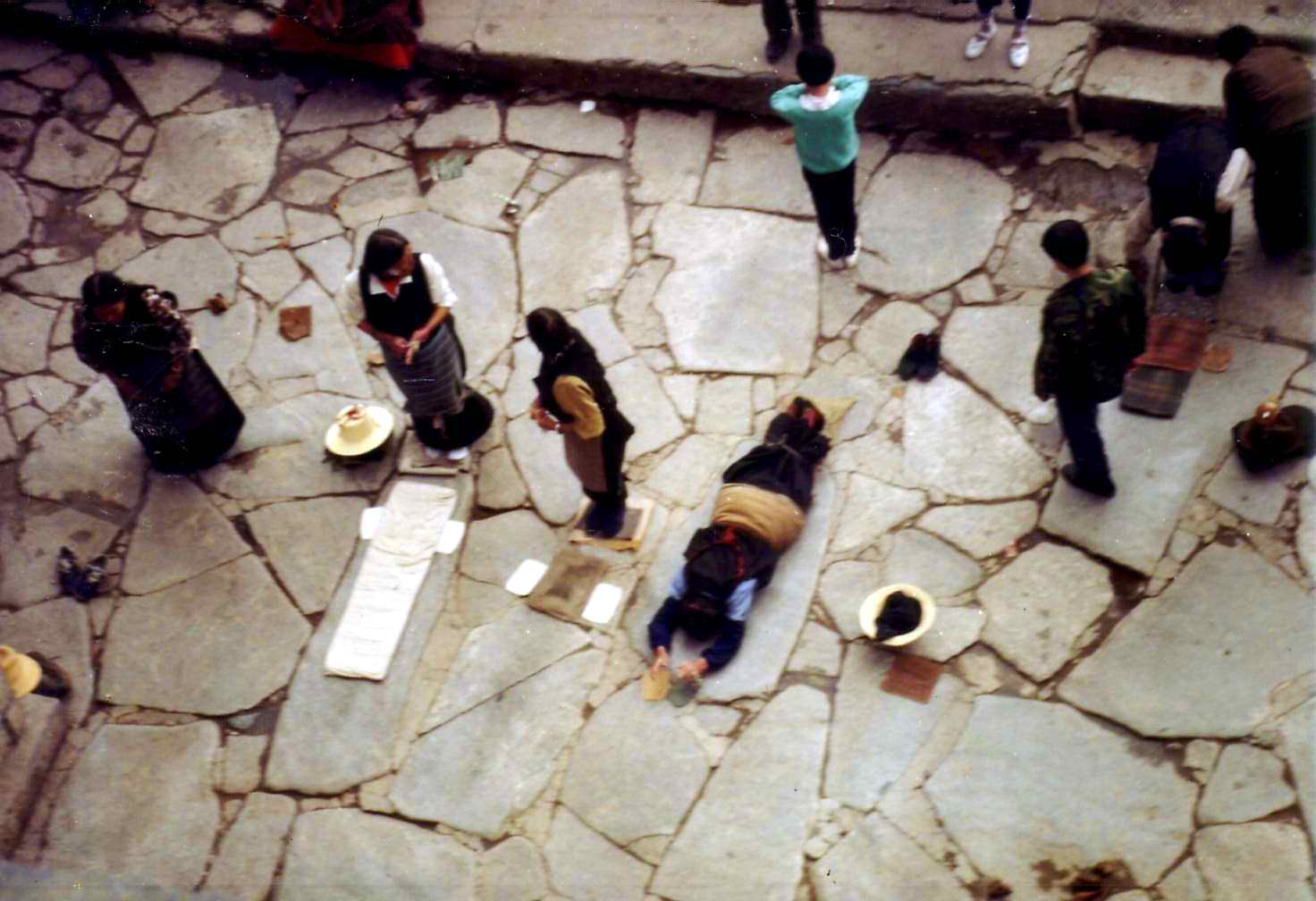 Pilgrims_prostrating_at_Jokhang.JPG