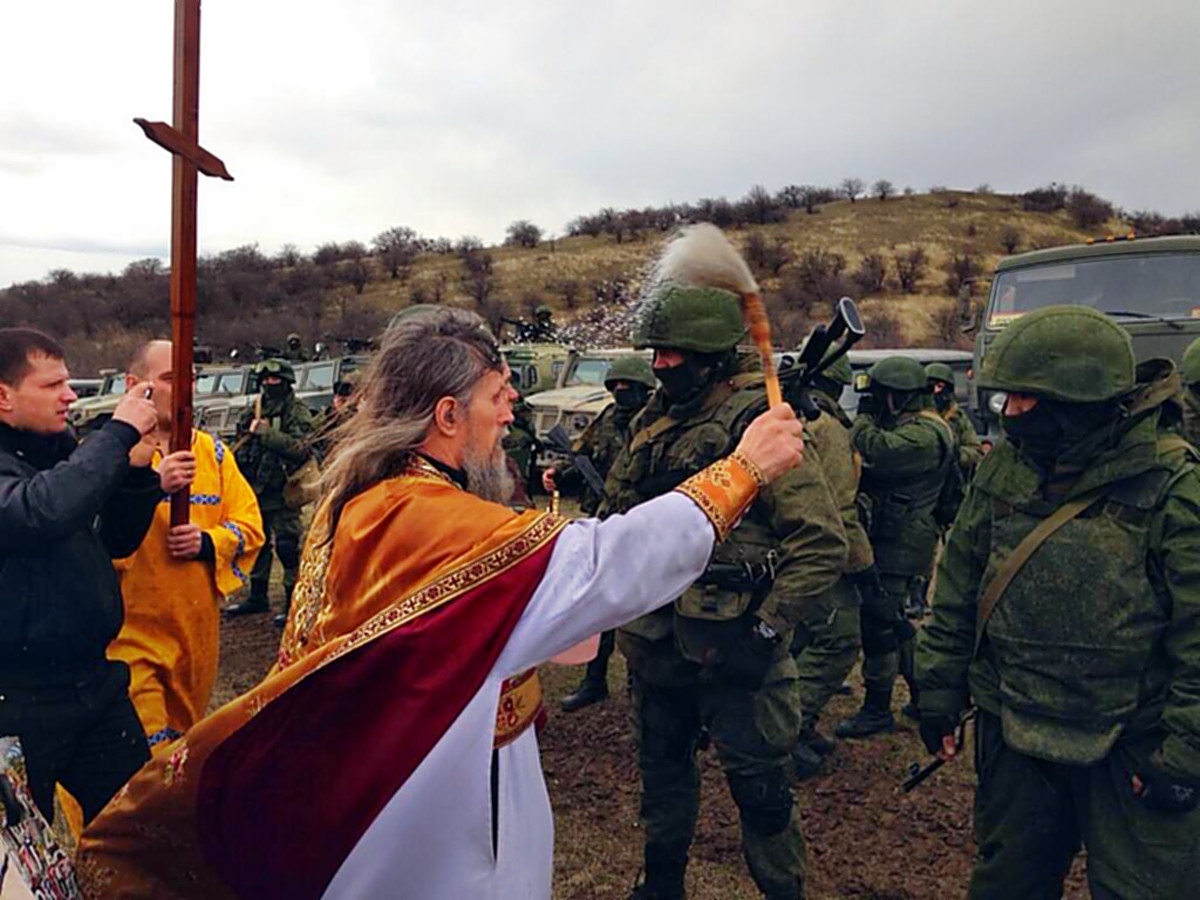 00-russian-priest-blessing-soldiers-in-crimea-04-03-14.jpg