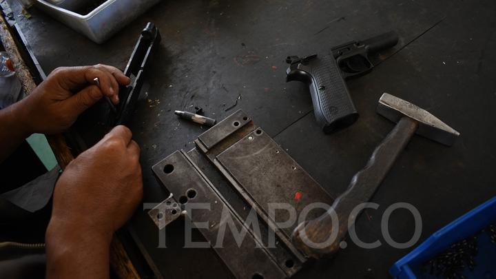 pekerja-melakukan-sentuhan-akhir-pada-pistol-g2-combat-peraih-juara-dunia-andalan-tni-di-divisi-senjata-pt-pindad-di-bandung-jawa-barat-senin-1-april-2019.-1.jpg