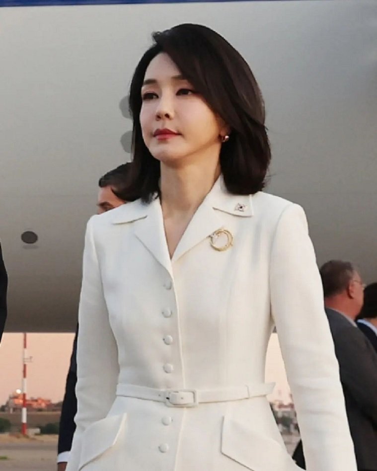 pesona-kim-keon-hee-istri-presiden-korea-selatan-yang-punya-fanbase-kayak-idol-k-pop-9U7Filwsrm.jpg
