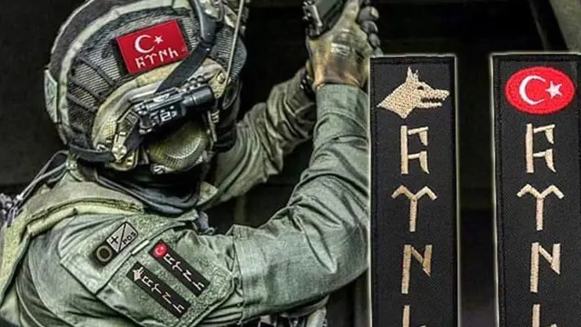 tsk-asker-uniformalarindaki-gokturkce-turk-10080668_8612_ov.jpg