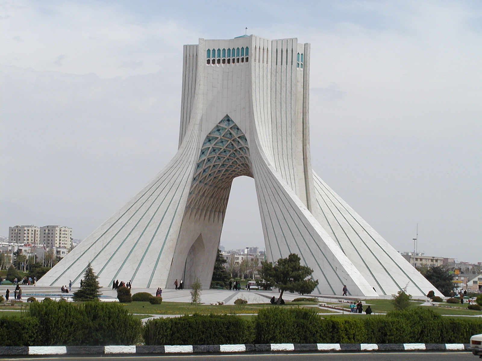 Tehran_(Iran)_Azadi_Monument_(built_1971).jpg