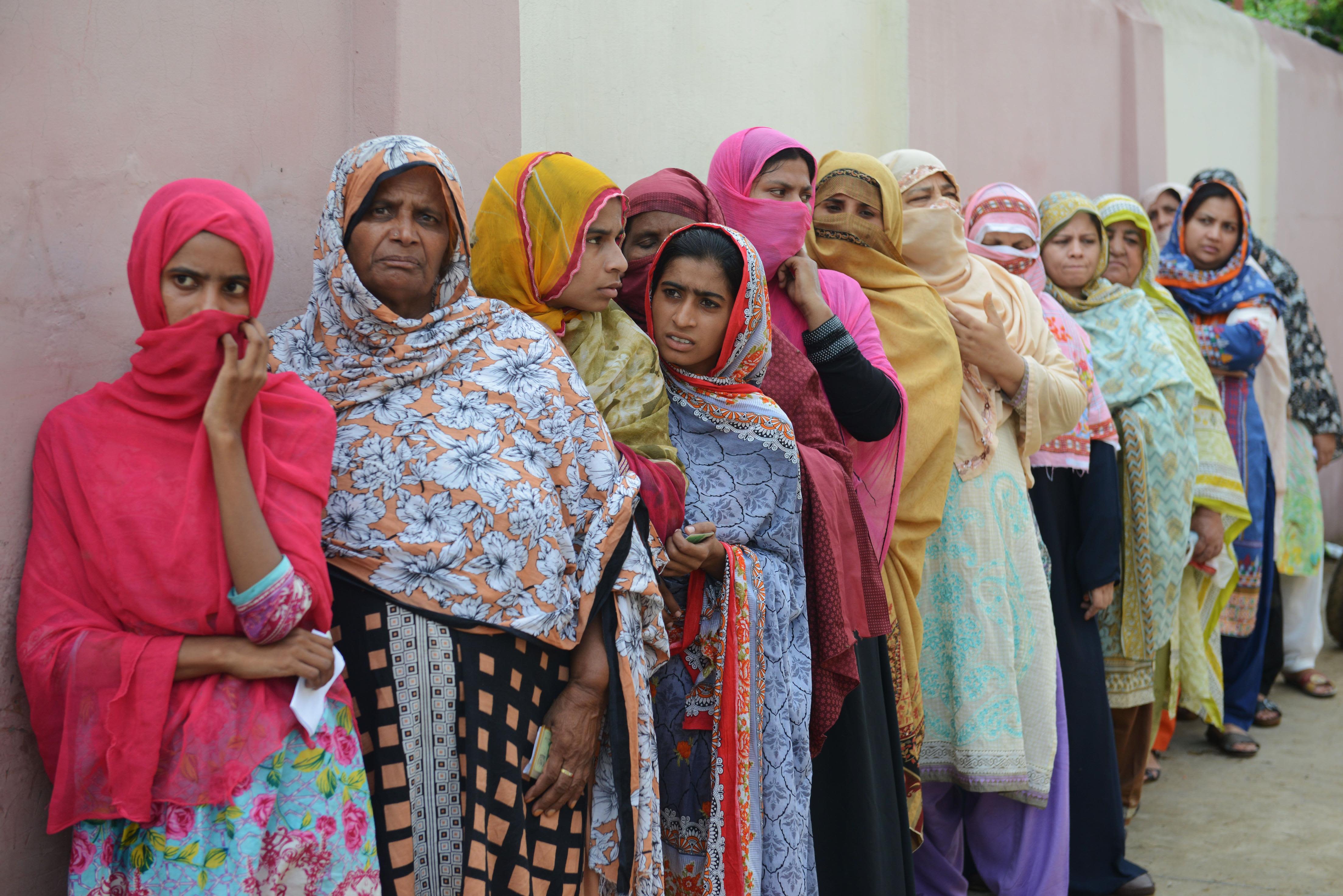 180728130258-pakistan-women-voters-5.jpg