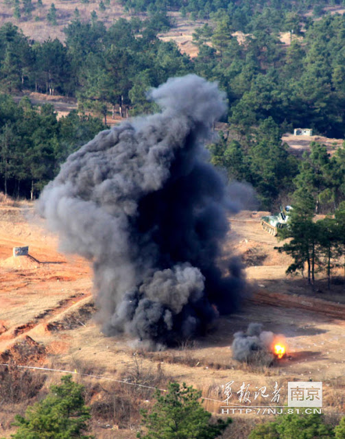 PLA%2Bconducts%2Bactual-troop%2Bconfrontation%2Btraining%2Bat%2Bthe%2BSanjie%2BTraining%2BBase%2Bof%2Bthe%2BNanjing%2BMilitary%2BArea%2BCommand%2B%2528MAC%2529%2Bon%2BNov%2B%2B27%2B2012%2B10.jpg