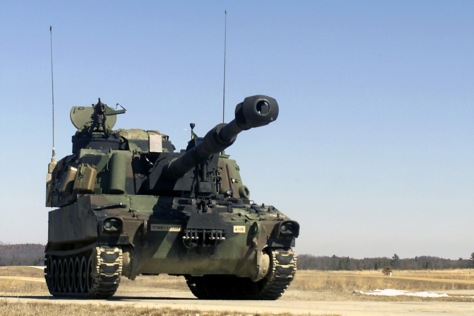 front-view-of-a-us-army-m109a6-155mm-paladin-self-propelled-howitzer-d9ec4f-1600.jpg